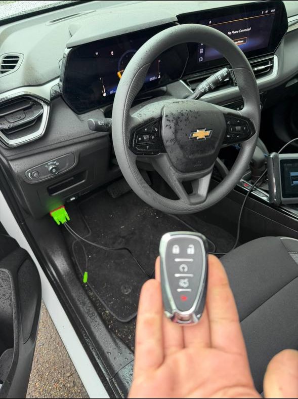 מפתח לרכב Chevrolet מול הגה הרכב