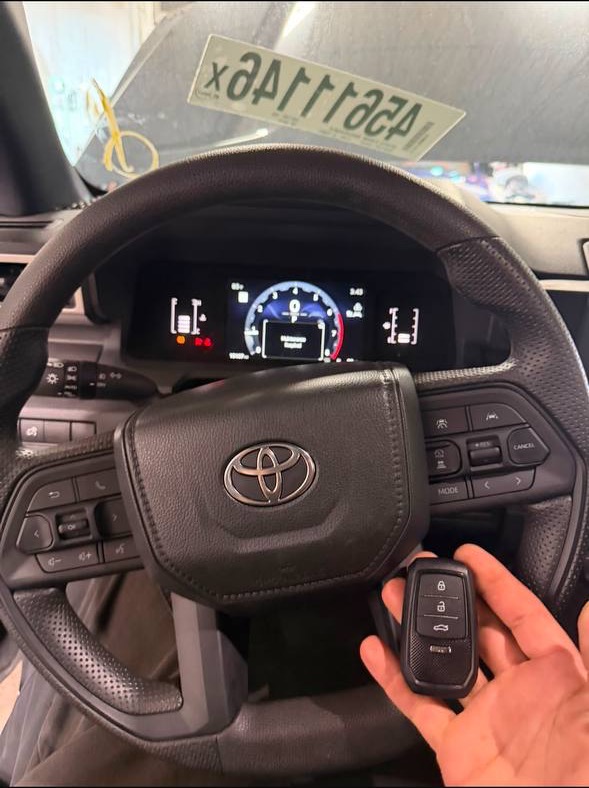 מפתח Toyota מול לוח מחוונים