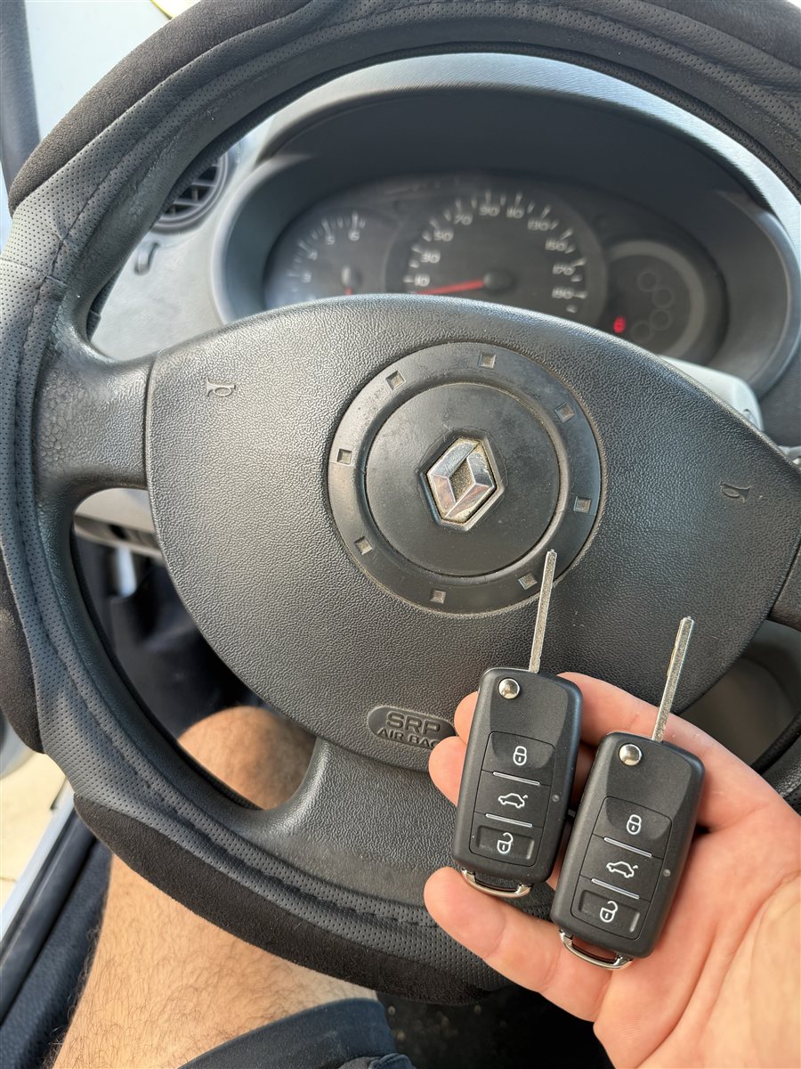 שני מפתחות לרכב רנו